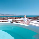 Ξενοδοχείο Αντίπαρος *