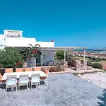 Ξενοδοχείο Αντίπαρος *