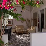 Ξενοδοχείο Αντίπαρος Ξενοδοχείο *