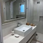 Ξενοδοχείο Αντίπαρος *