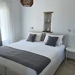 Ξενοδοχείο Αντίπαρος *