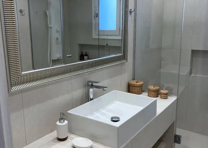 Ξενοδοχείο Αντίπαρος *